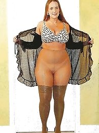 Hot-looking thick girlfriend likes posing very much