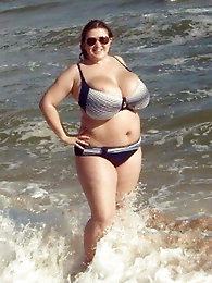 BBW mama is spreading her lips